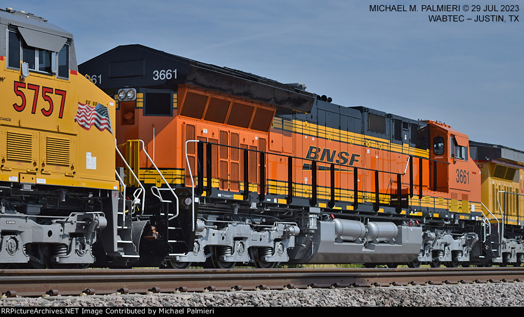 BNSF ET44AC 3661